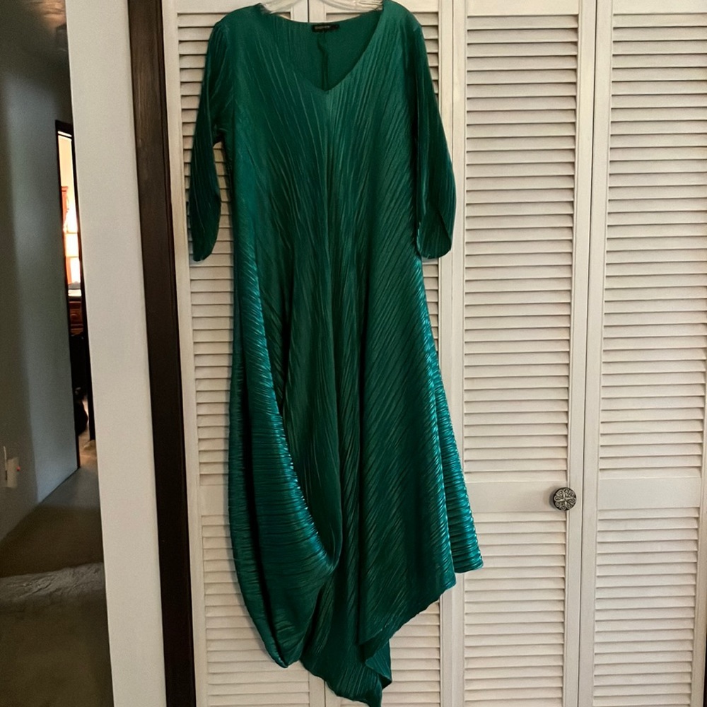 Stunning, one of a kind London designer, emerald green gown. Size xl.